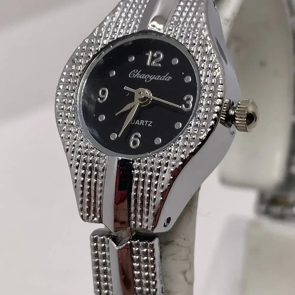 Silver Womens Black Dial Silver Fashion Watch Works New Battery